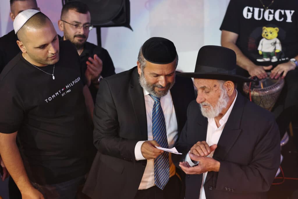 במעמד 300 גבאים: הגר"צ בוארון הוכתר לרב העדה