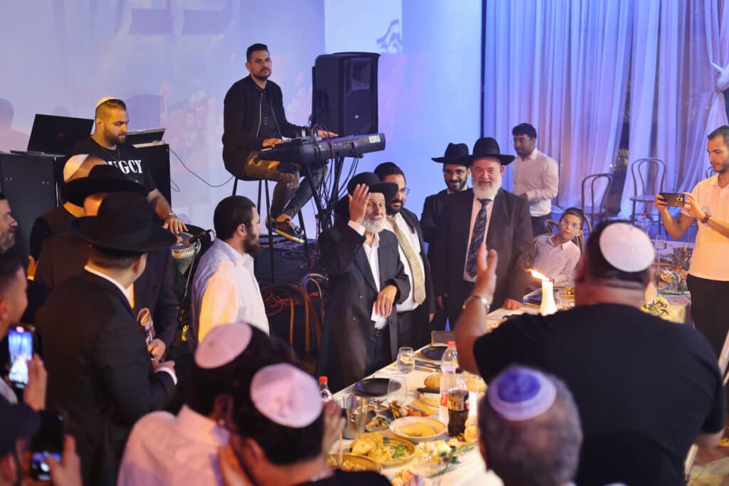 במעמד 300 גבאים: הגר"צ בוארון הוכתר לרב העדה