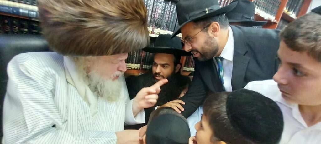 האדמו"ר ממבקשי אמונה שבת בנס ציונה