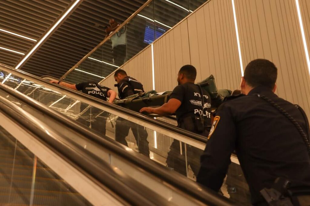 שוטרים פינו באלונקה פצוע בתחנה התת קרקעית