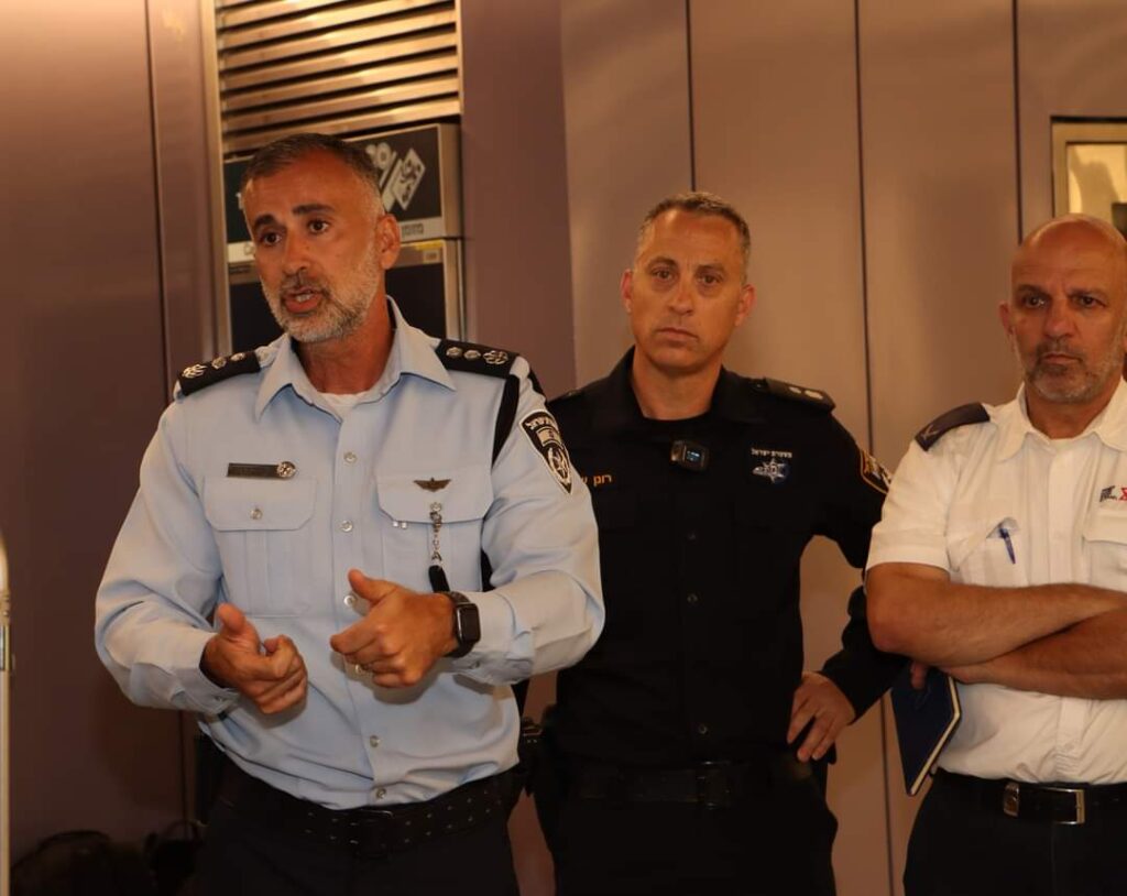 שוטרים פינו באלונקה פצוע בתחנה התת קרקעית