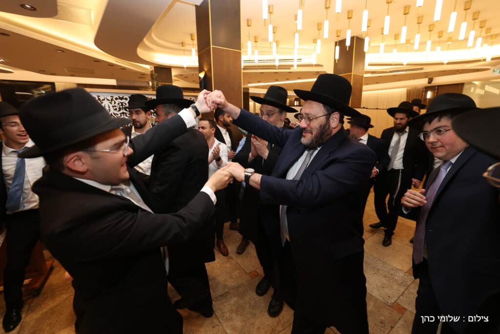 העיתונאי החרדי התחתן, כולם התייצבו