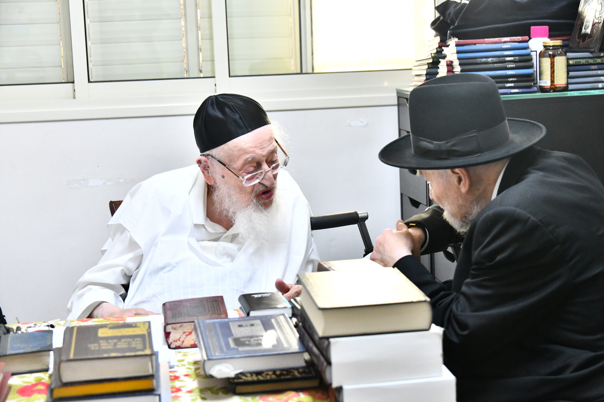 על מה שוחח הגרמ"ה הירש במעונו של הגרמ"צ ברגמן?