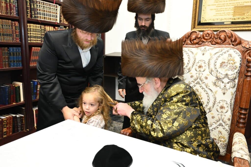 בבית האדמו"ר: הצלם החרדי עשה חלאקה לבנו