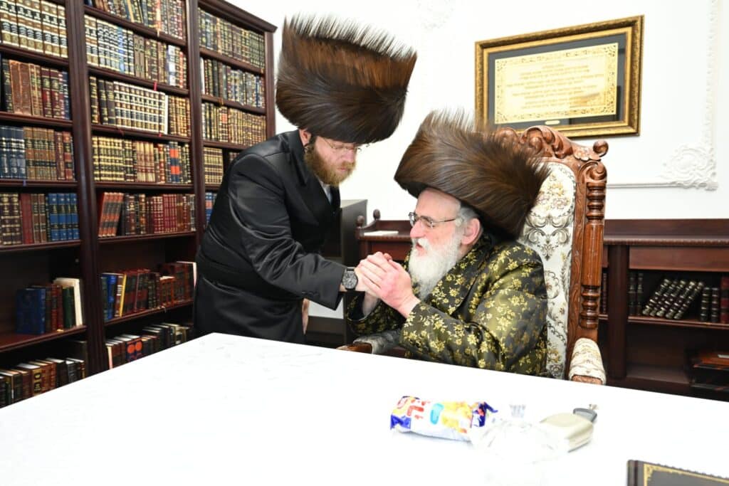 בבית האדמו"ר: הצלם החרדי עשה חלאקה לבנו