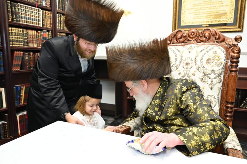 בבית האדמו"ר: הצלם החרדי עשה חלאקה לבנו