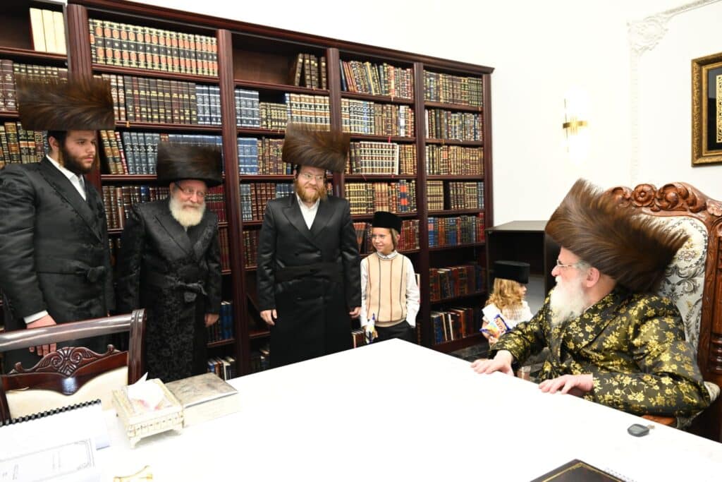 בבית האדמו"ר: הצלם החרדי עשה חלאקה לבנו