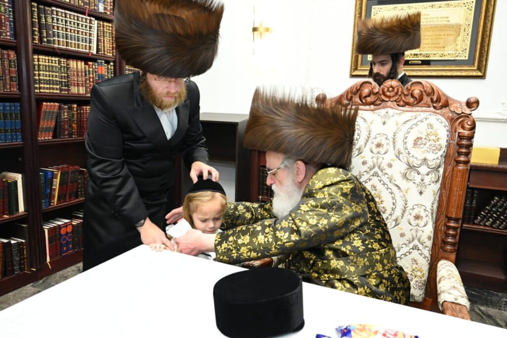 בבית האדמו"ר: הצלם החרדי עשה חלאקה לבנו