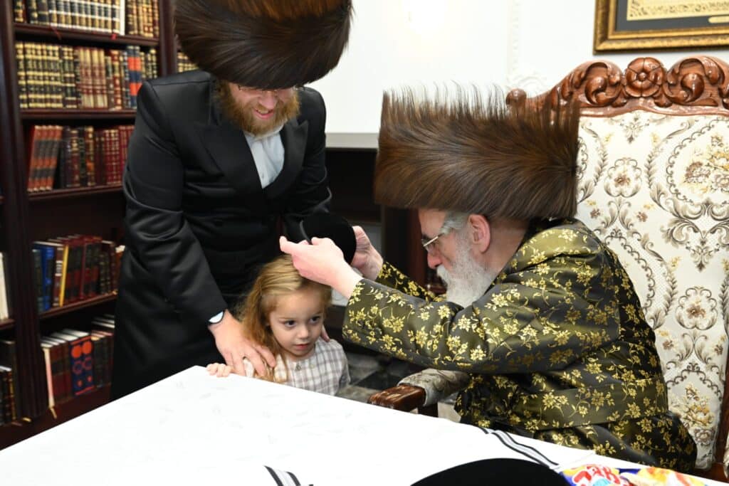 בבית האדמו"ר: הצלם החרדי עשה חלאקה לבנו