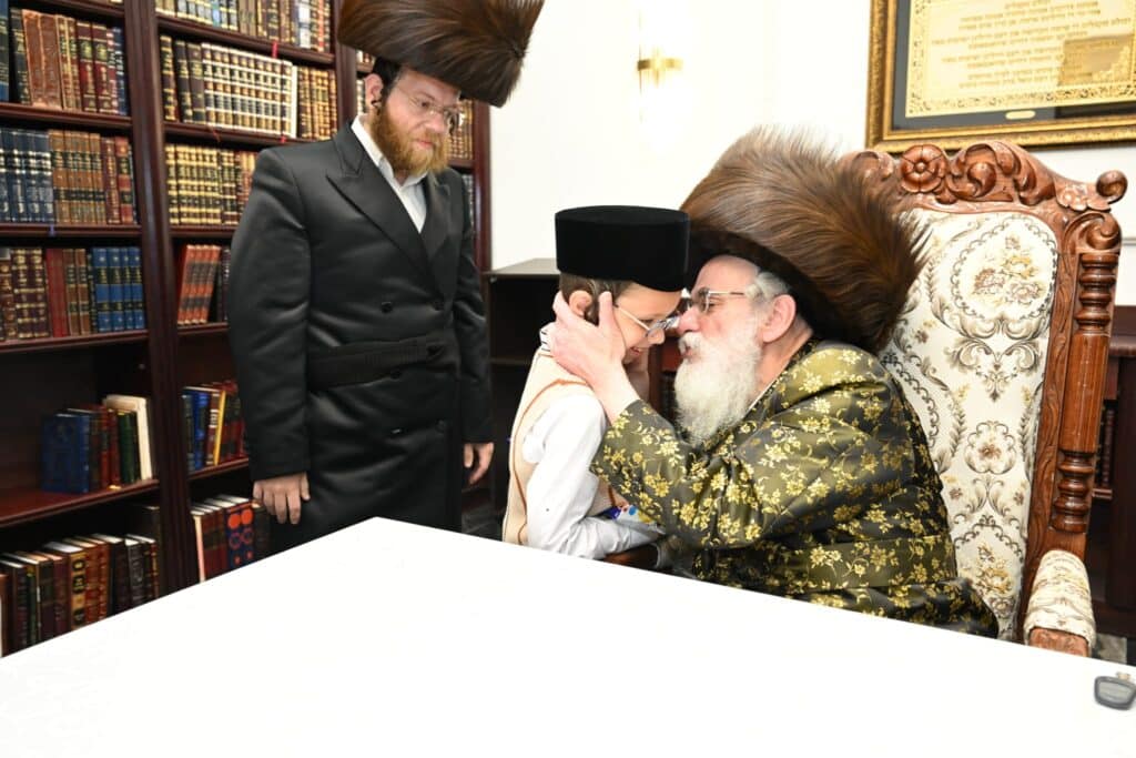 בבית האדמו"ר: הצלם החרדי עשה חלאקה לבנו