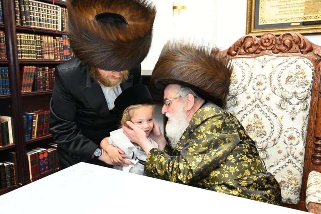 בבית האדמו"ר: הצלם החרדי עשה חלאקה לבנו