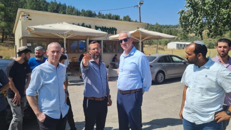 אחרי הפיגוע: בני גנץ הגיע לתחנת הדלק בעלי