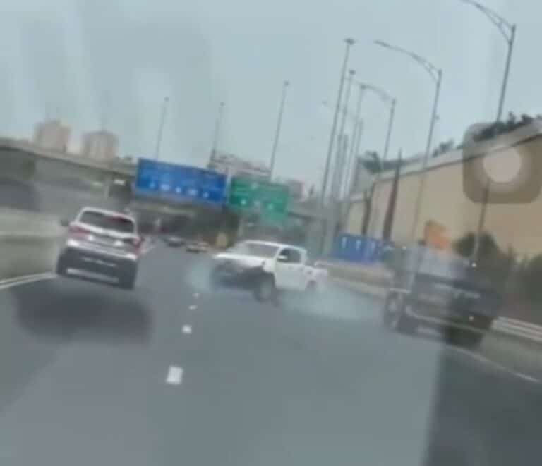 מטורף: משאית מנסה להוריד רכב בכביש 431