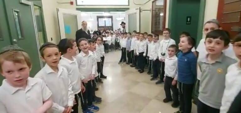 תורת ה': מאות ילדים שרים למרן הגר"ד  לנדו