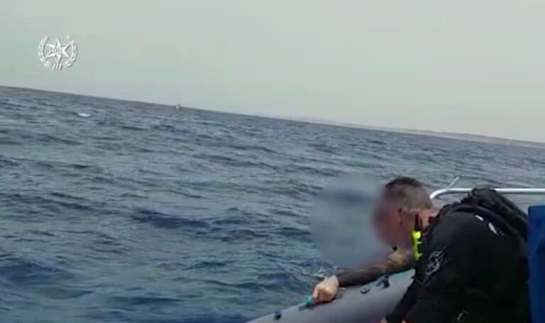 באפיסת כוחות:  השוטרים  חילצו גברים על קיאק