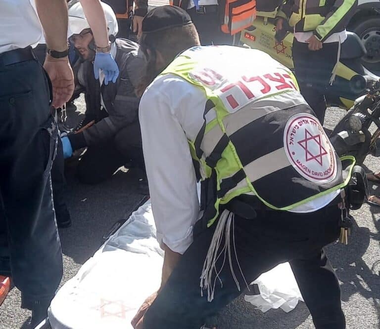 בני ברק: רוכב אופנוע נפגע בתאונת דרכים