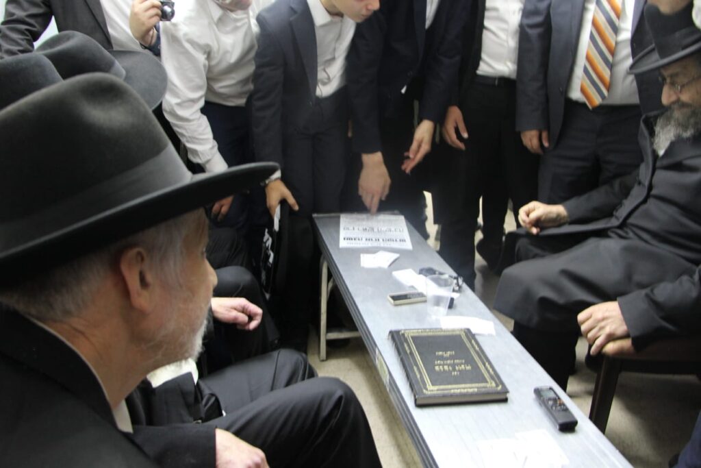 גדולי ישראל ואישי ציבור ניחמו בבית מרן זצוק"ל