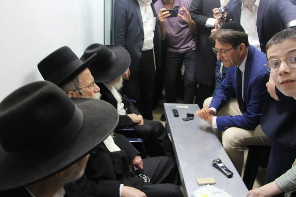 גדולי ישראל ואישי ציבור ניחמו בבית מרן זצוק"ל