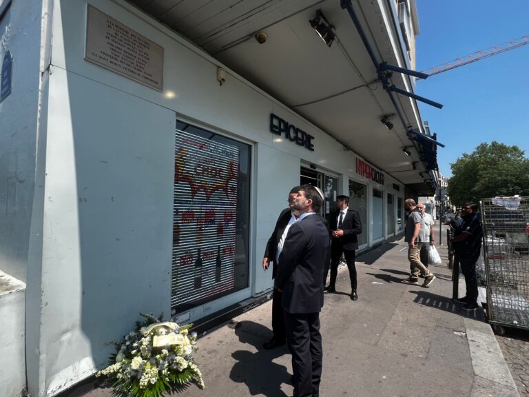 סמוטריץ' מחוץ למתחם היפר כשר בצרפת