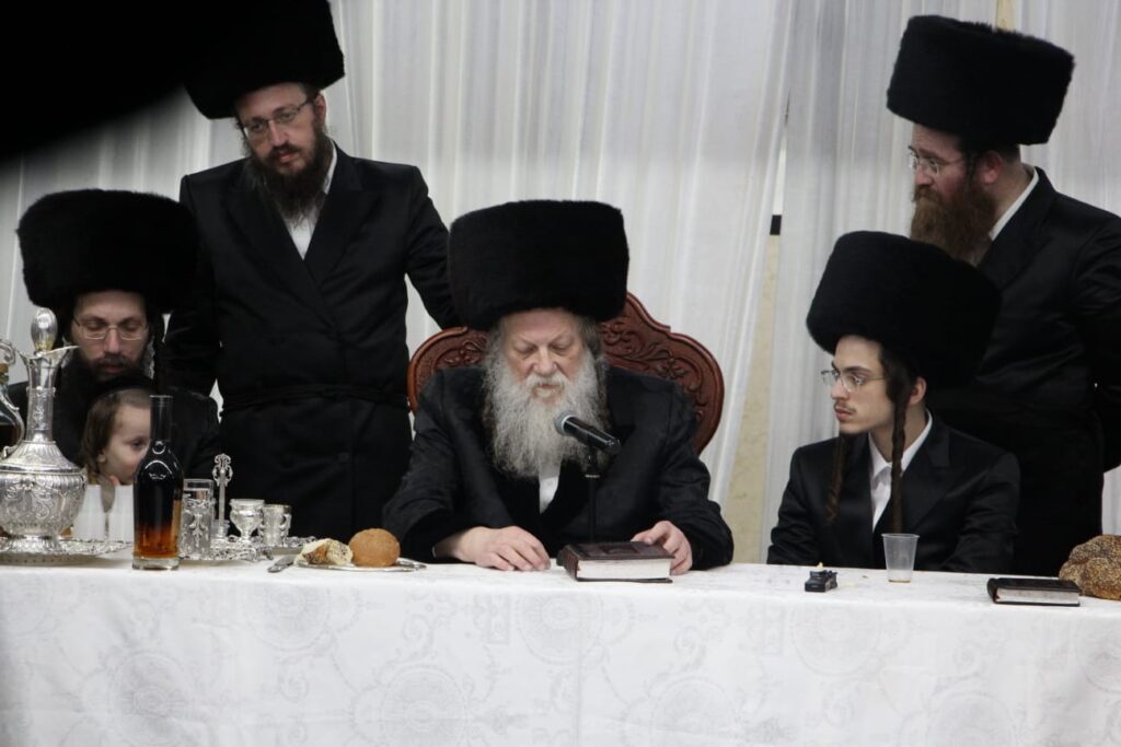 טיש ושבע ברכות: ערב מרגש בבית המדרש של חסידות מודז'יץ