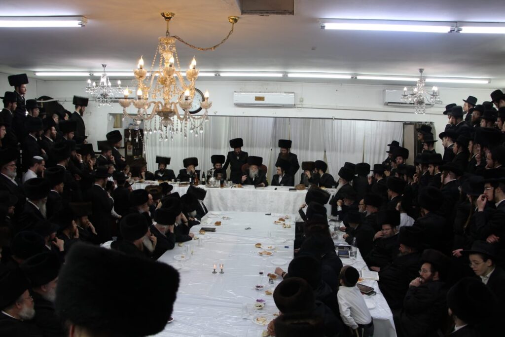 טיש ושבע ברכות: ערב מרגש בבית המדרש של חסידות מודז'יץ