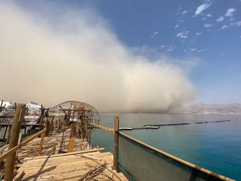 לצד הגשם: סופת חול אדירה משתוללת באילת