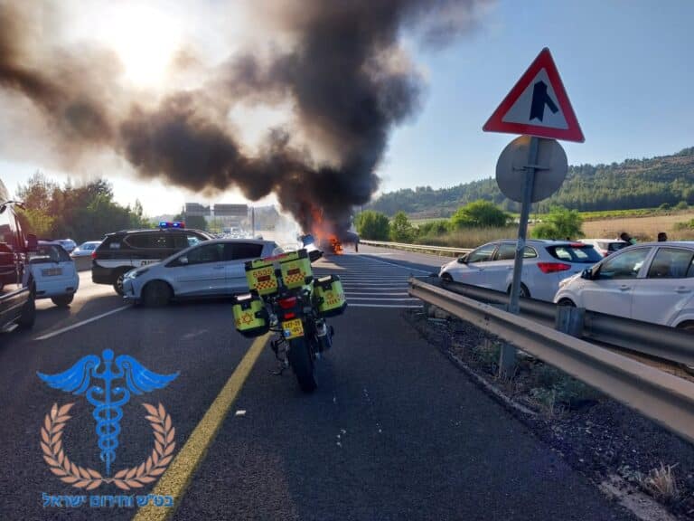 משאית עולה באש: כביש 1 נסגר לתנועה