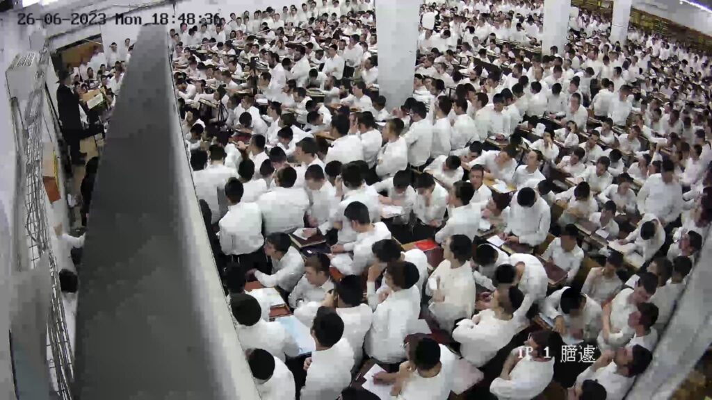 התרגשות בפוניבז': אלפים בשיעור כללי הראשון של הגר"ד לוי