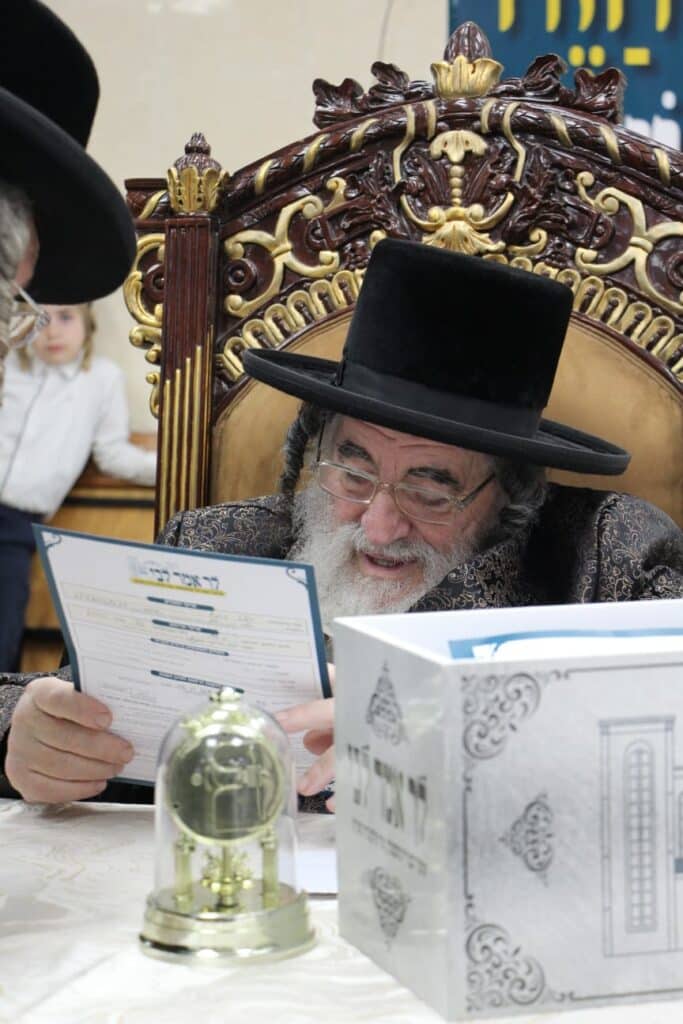 החסידים ניגשו, הרבי מויז'ניץ בירך