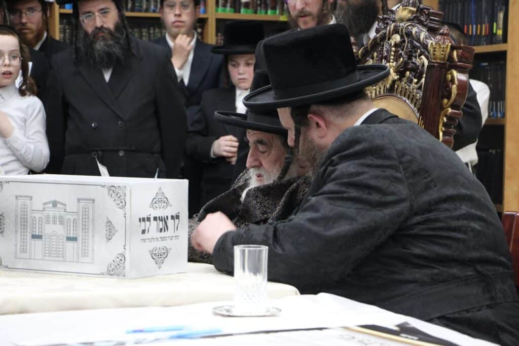 החסידים ניגשו, הרבי מויז'ניץ בירך