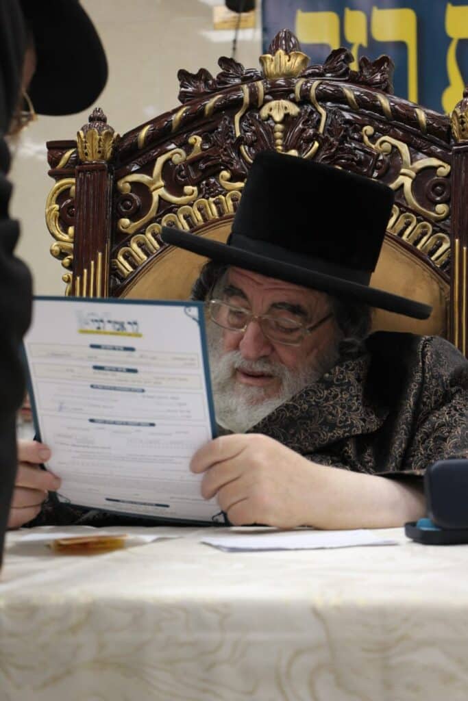 החסידים ניגשו, הרבי מויז'ניץ בירך