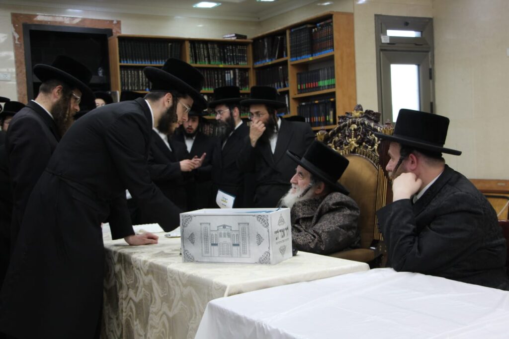 החסידים ניגשו, הרבי מויז'ניץ בירך