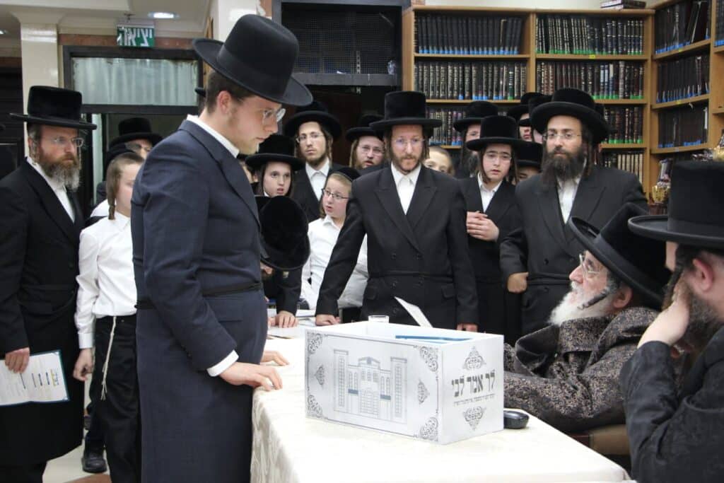 החסידים ניגשו, הרבי מויז'ניץ בירך