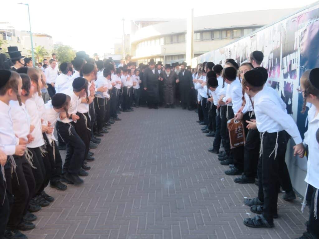 החסידים ניגשו, הרבי מויז'ניץ בירך