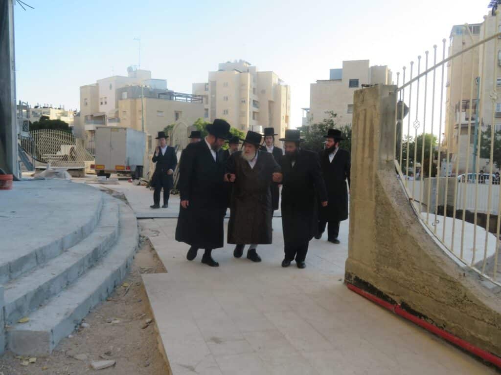 החסידים ניגשו, הרבי מויז'ניץ בירך