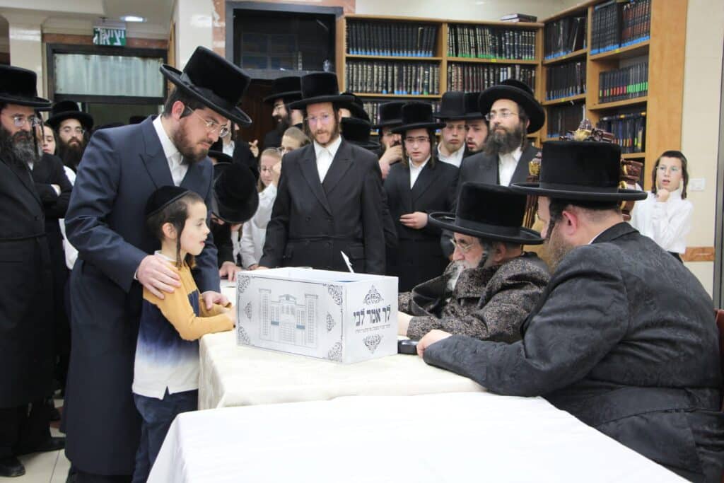 החסידים ניגשו, הרבי מויז'ניץ בירך