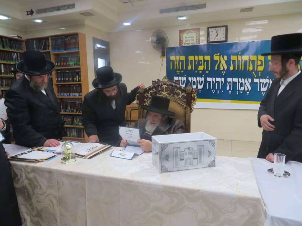 החסידים ניגשו, הרבי מויז'ניץ בירך