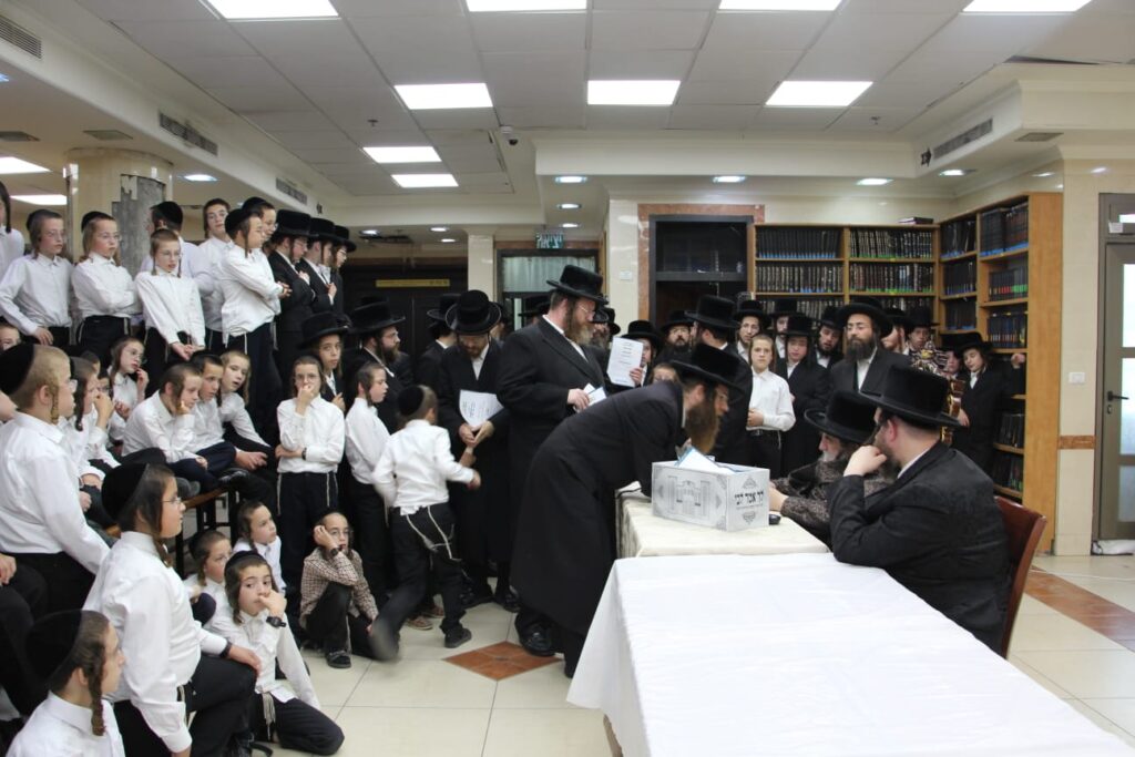 החסידים ניגשו, הרבי מויז'ניץ בירך