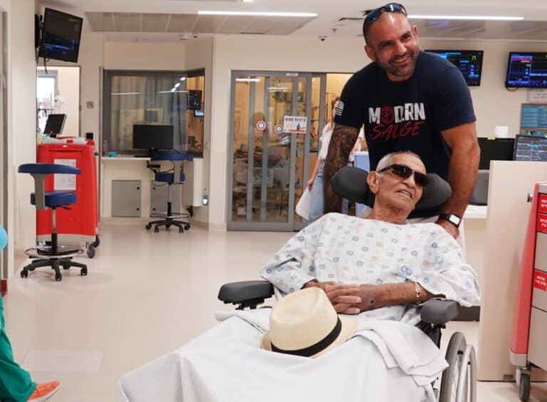 דוד טובול שנפצע אנוש בפיגוע משתחרר מבית החולים. צילום: אפרת פרג׳ון, שערי צדק.