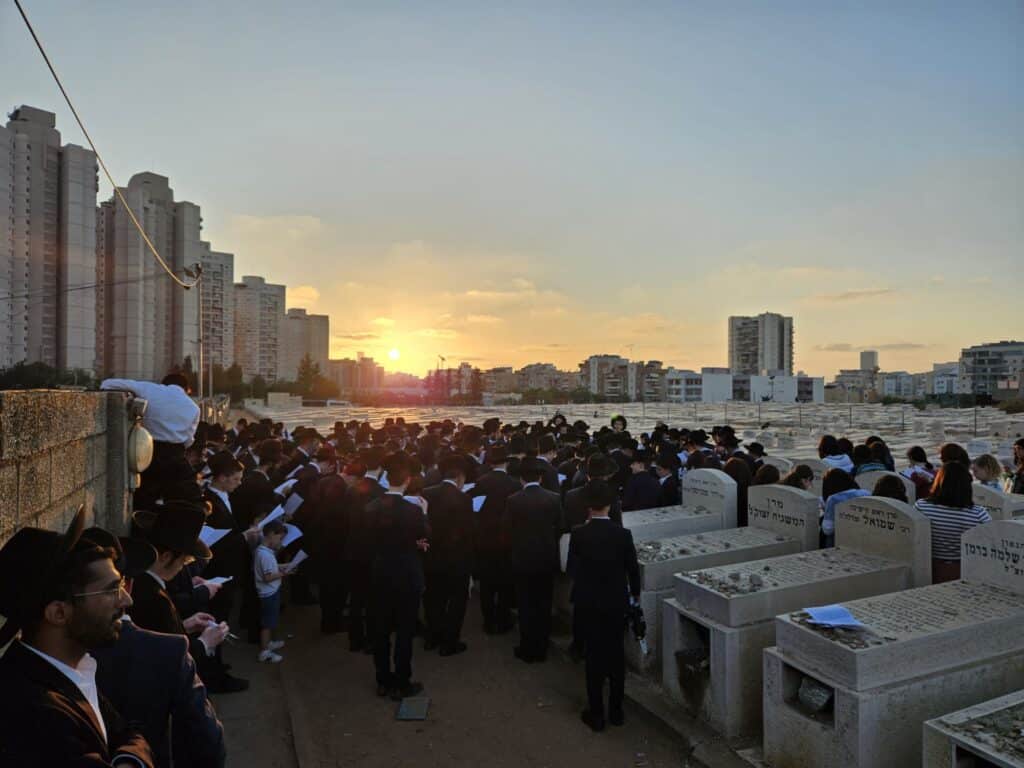 ככלות השלושים: המונים עלו לקברו של מרן הגר"ג זצוק"ל