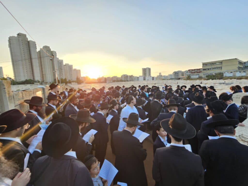 ככלות השלושים: המונים עלו לקברו של מרן הגר"ג זצוק"ל