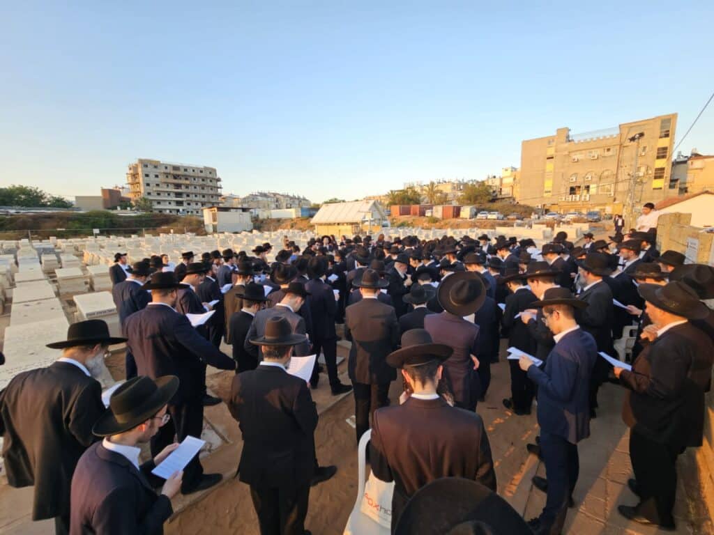 ככלות השלושים: המונים עלו לקברו של מרן הגר"ג זצוק"ל