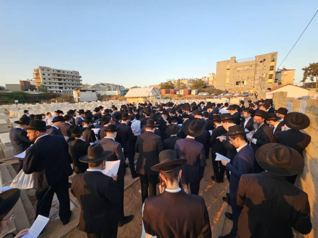ככלות השלושים: המונים עלו לקברו של מרן הגר"ג זצוק"ל