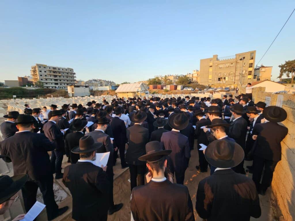 ככלות השלושים: המונים עלו לקברו של מרן הגר"ג זצוק"ל