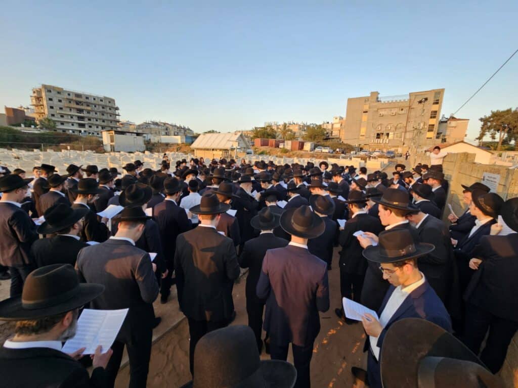 ככלות השלושים: המונים עלו לקברו של מרן הגר"ג זצוק"ל