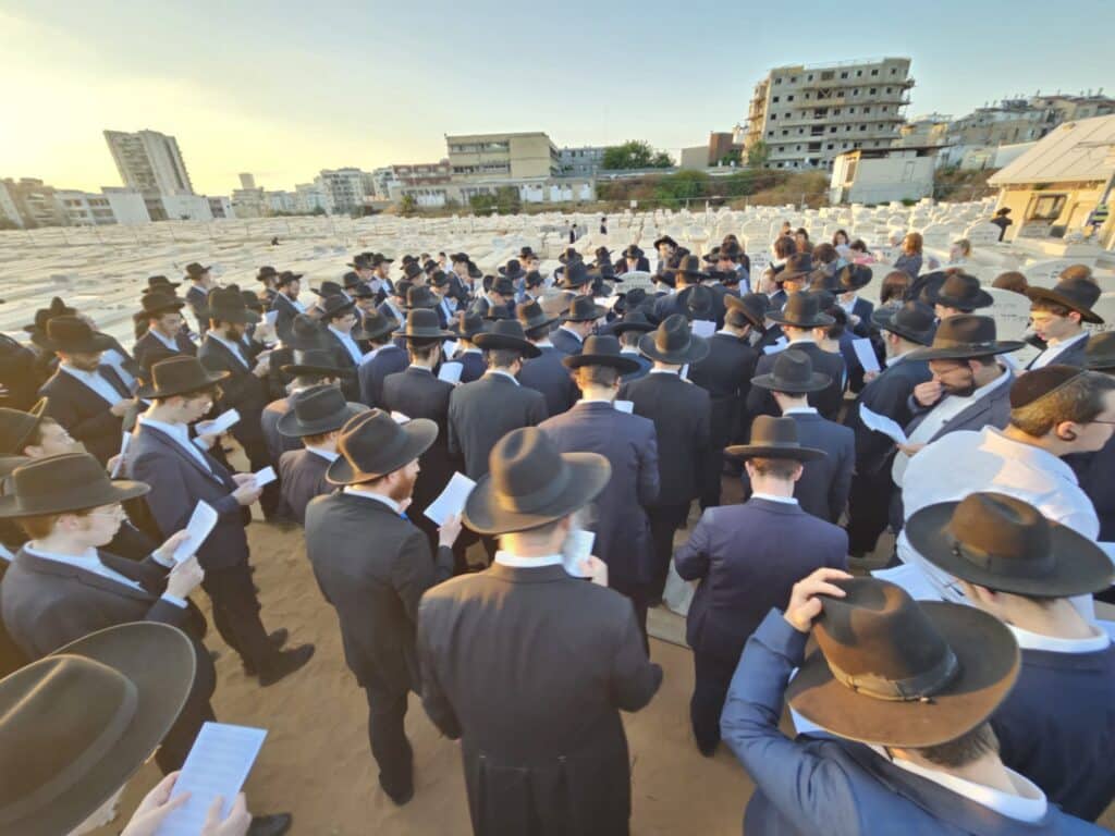 ככלות השלושים: המונים עלו לקברו של מרן הגר"ג זצוק"ל