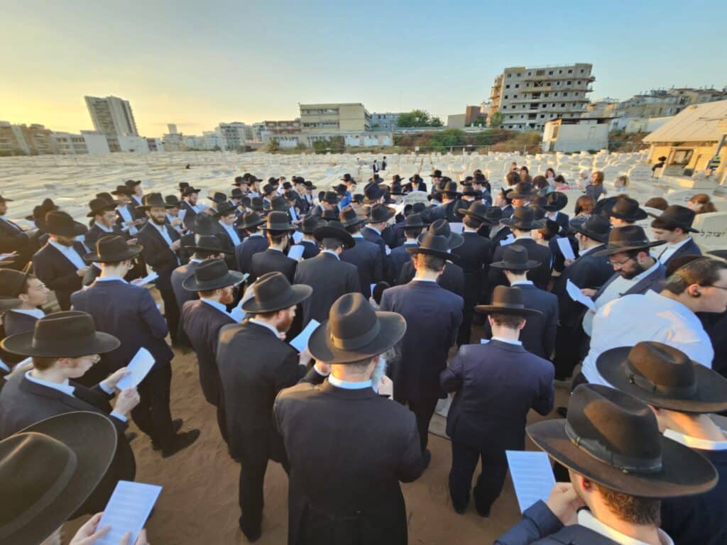 ככלות השלושים: המונים עלו לקברו של מרן הגר"ג זצוק"ל