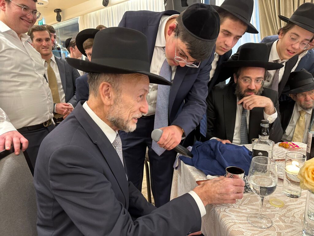 העיתונאי החרדי התחתן, כולם התייצבו