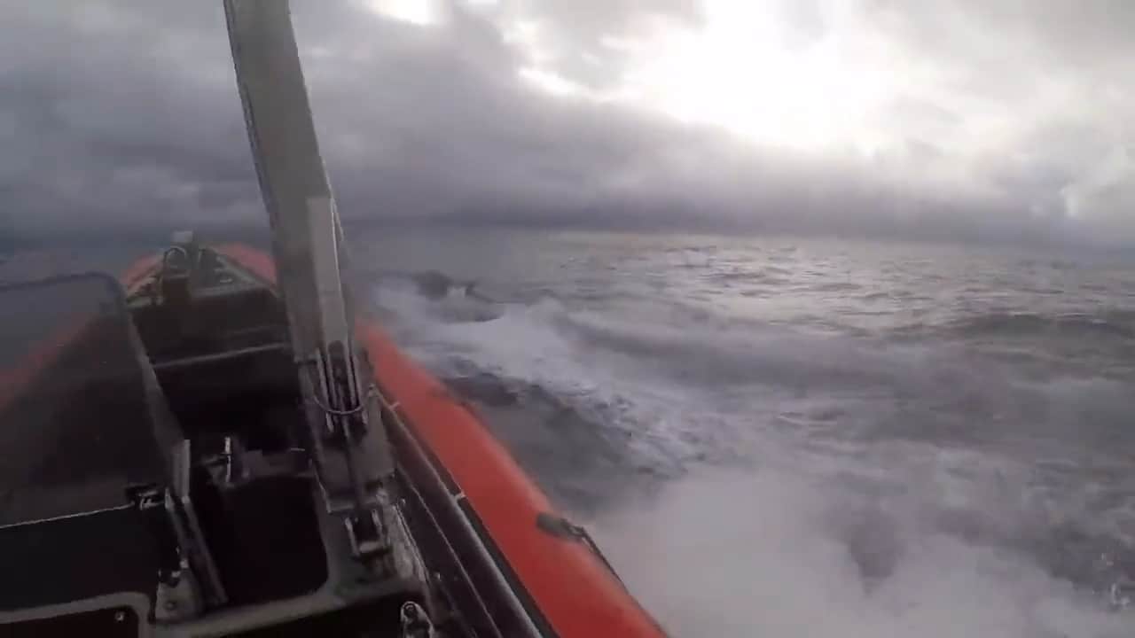 תיעוד מטורף: משמר החופים במרדף אחרי הצוללת