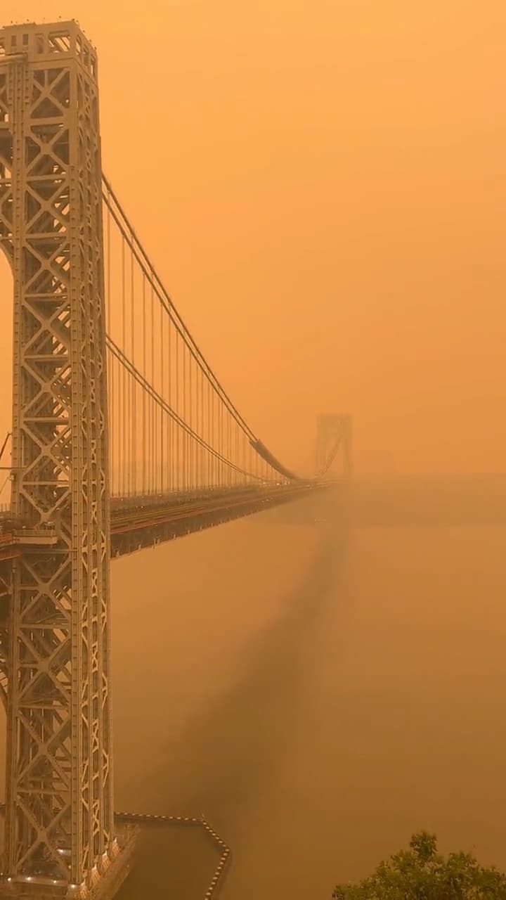 בגלל השריפות: גשר וושינגטון התכסה בעשן ובאובך